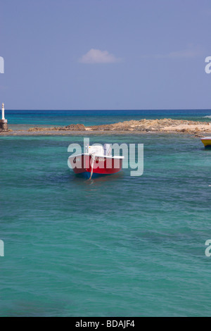 Rosso brillante barca in porto vicino Isabel - Isola di Vieques, Puerto Rico Foto Stock