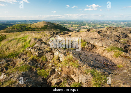 Vista verso la collina nord e la tabella Hill dal vertice del Worcestershire Beacon in The Malvern Hills WORCESTERSHIRE REGNO UNITO Foto Stock