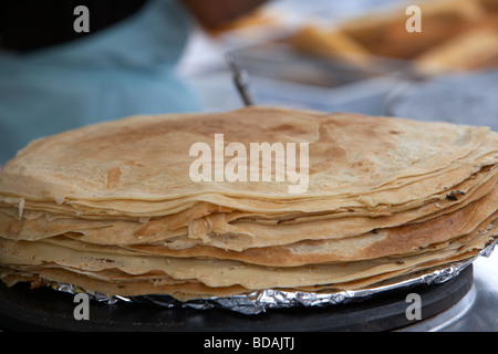 Pila di crepes riscaldamento su un cibo stallo a un esterno di mercato alimentare nel Regno Unito Foto Stock