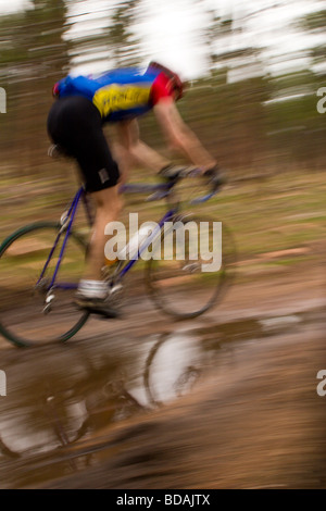Gli amanti della mountain bike a cavallo attraverso sentieri fangosi nel Canyon di Lefthand vicino a Boulder, Colorado Foto Stock