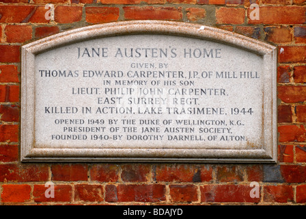 La placca sul lato del XIX secolo scrittrice Jane Austen's House, Chawton, Hampshire REGNO UNITO dove visse fom 1809 fino al 1817. Foto Stock