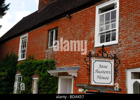 La casa della scrittrice del XIX secolo Jane Austen dal 1809 al 1817, dove visse con sua madre e sua sorella Cassandra, Chawton, vicino ad Alton, Hants, Regno Unito. Foto Stock