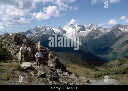 Gli escursionisti maschio escursionismo nella regione alpina del Purcell Montagne in Bugaboo Parco Provinciale della Columbia britannica in Canada Foto Stock