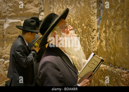 Un vecchio uomo prega sulla parete waililng Gerusalemme in Israele Foto Stock