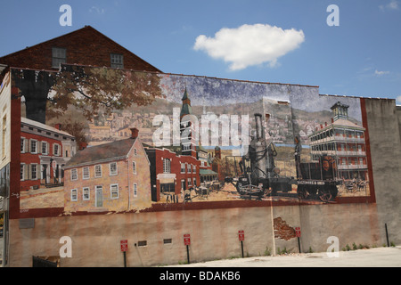 Grande murale dipinto sul lato di un edificio vicino a Cororus Creek in York Pennsylvania. Foto Stock