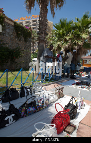 Looky looky uomo in vendita Benalmadena. Costa del Sol. Andalusia. Spagna. Europa Foto Stock