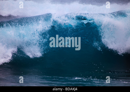 Tempesta innalzamenti di surf contro Oahu shore Foto Stock