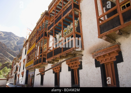 Il balcone di ogni camera in un monastero, Monastero di Hemis, Hemis, Ladakh, Jammu e Kashmir India Foto Stock