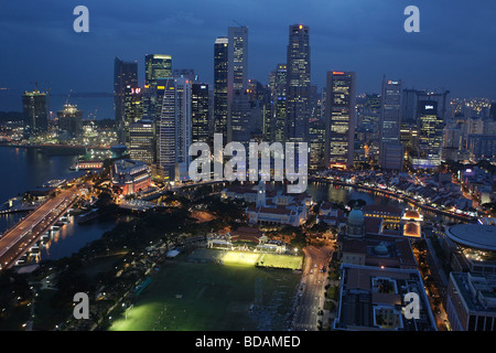 Vista aerea del Singapore Distretto Finanziario di notte Foto Stock