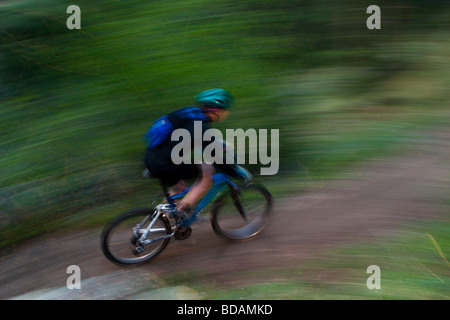 Gli amanti della mountain bike a cavallo attraverso sentieri fangosi nel Canyon di Lefthand vicino a Boulder, Colorado Foto Stock