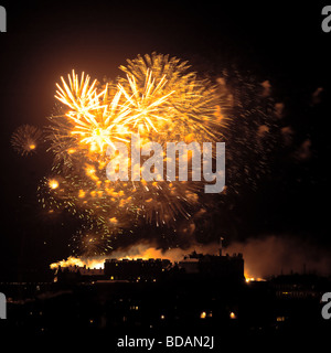 Fuochi d'artificio esplodere sopra il castello di Edimburgo durante il concerto del festival il castello sembra essere sul fuoco la Union Jack sventola Foto Stock