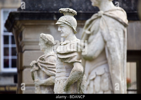 Statua sulla terrazza che si affaccia sulla grande vasca da bagno presso le Terme Romane a Bath Foto Stock