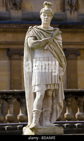 Statua sulla terrazza che si affaccia sulla grande vasca da bagno presso le Terme Romane a Bath Foto Stock