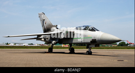 RAF Tornado F3 aereo da combattimento parcheggiata su terreno a RAF Northolt Foto Stock