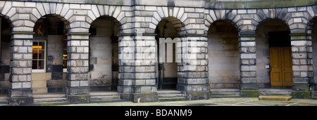 Archi in pietra marzo intorno a piazza del Parlamento di Edimburgo, in Scozia, casa di alta Corte, avvocati e giuristi. Foto Stock