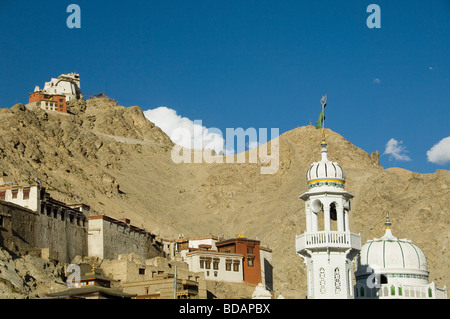 Moschea in una città con una forte e gompa in background,Jami Masjid moschea,Vittoria Fort,Leh,Ladakh,Jammu e Kashmir,l'India Foto Stock