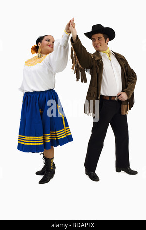 Coppia giovane in tipico costume messicano e ballo Foto Stock