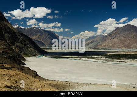 Fiume passando attraverso le catene montuose, Fiume Shyok, Valle di Nubra, Ladakh, Jammu e Kashmir India Foto Stock