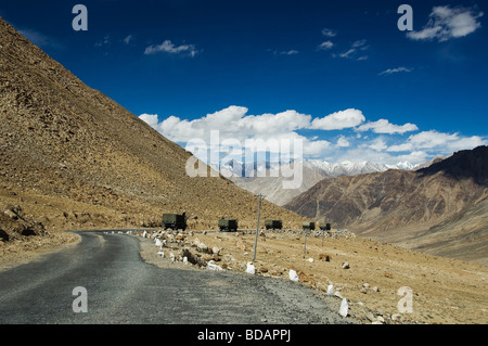 Camion passando attraverso un gamme della montagna, la Valle di Nubra, Ladakh, Jammu e Kashmir India Foto Stock