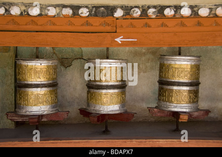 Ruota di preghiera in un monastero, Monastero di Hemis, Hemis, Ladakh, Jammu e Kashmir India Foto Stock