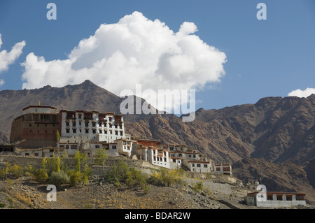 Monastero con le gamme della montagna in background, Phyang Monastero, Ladakh, Jammu e Kashmir India Foto Stock