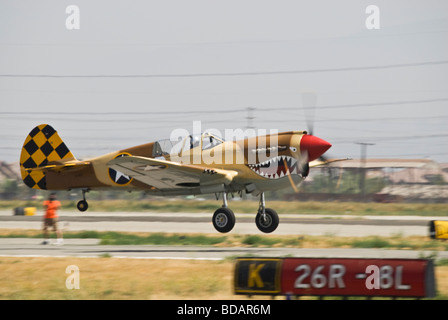 Una Curtis P-40 Warhawk è solo il sollevamento fuori pista a un air show. Foto Stock