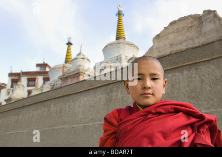 Monaco bambino in piedi di fronte a un monastero, monastero di Lamayuru, Ladakh, Jammu e Kashmir India Foto Stock