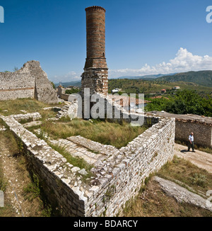 Le rovine del xv secolo moschea rossa nella cittadella sopra la città vecchia di Berat in Albania centrale Foto Stock