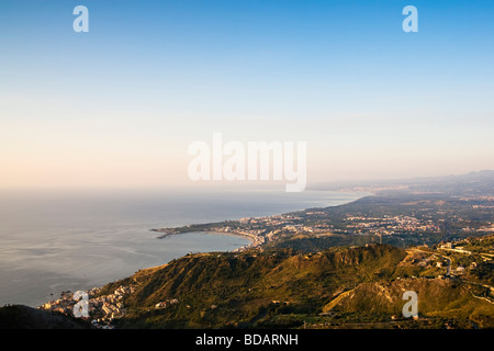 Vista guardando oltre la costa siciliana e la baia di Naxos sull isola di Sicilia italiano Foto Stock