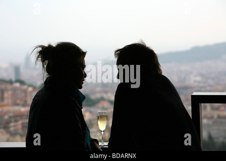 Due persone nell'amore (silhoutte) con una vista sulla città di Barcellona dalla Plaça Doctor Andreu in Spagna Foto Stock