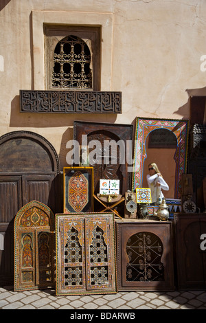 La riflessione di una bionda attraente turistico in uno specchio per la vendita nel Souk, Medina, Marrakech, Marocco, Africa del Nord Foto Stock