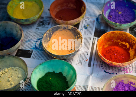 Vasi di plastica di materie polvere colorante in dyers trimestre del Souk, Medina, Marrakech, Marocco, Africa del Nord Foto Stock