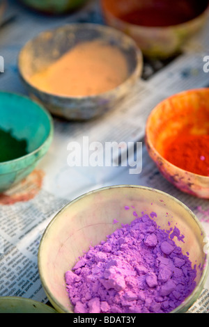 Vasi di plastica di materie polvere colorante in dyers trimestre del Souk, Medina, Marrakech, Marocco, Africa del Nord Foto Stock