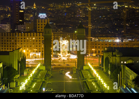 Vista notturna su Plaça d'Espanya e alcune parti del Sants-Montjuïc situato nella città di Barcellona in Spagna Foto Stock