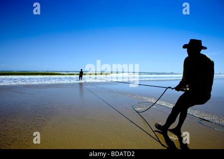 Locali di pescatori brasiliani tirando fuori rete Foto Stock