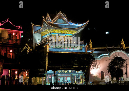 Edifici illuminata di notte e antica città di Fenghuang Hunan Cina Foto Stock