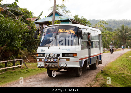 Indonesia Sulawesi tasto Labundo Bundo locale bus di trasporto passando attraverso il villaggio Foto Stock