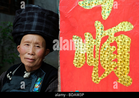 Ritratto di una donna e i banner e antica città di Fenghuang Hunan Cina Foto Stock