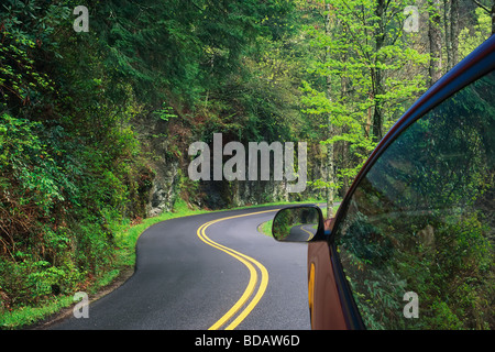 La guida attraverso le strade tortuose del Parco Nazionale di Great Smoky Mountains Tennessee Foto Stock