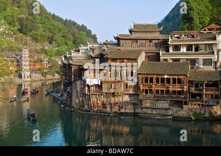 Il lungofiume di edifici di legno sul tuo fiume nella luce della sera la città antica di Fenghuang Hunan Cina Foto Stock