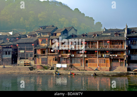 Il lungofiume di edifici di legno sul tuo fiume antica città di Fenghuang Hunan Cina Foto Stock