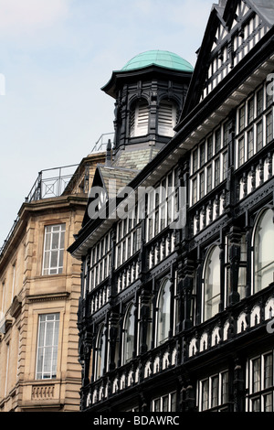 In bianco e nero in stile Tudor facciata di edificio King Street Manchester Foto Stock