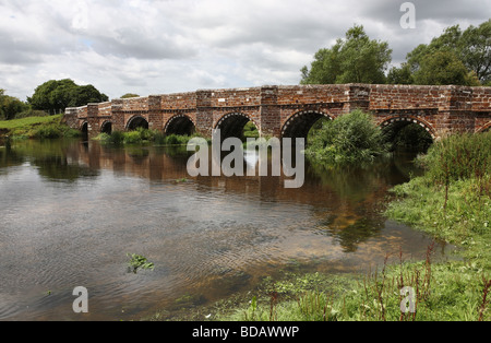 Mulino Bianco ponte sul fiume Stour vicino a Sturminster Marshall, Dorset, England, Regno Unito Foto Stock