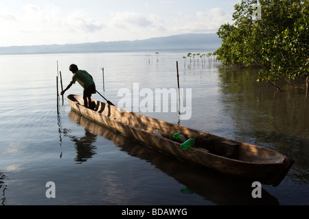 Indonesia Sulawesi tasto Labundo Bundo alghe marine costiere farm uomo in piroga Foto Stock