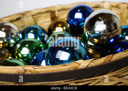 Close-up di palle di marmo in un cesto di vimini Foto Stock