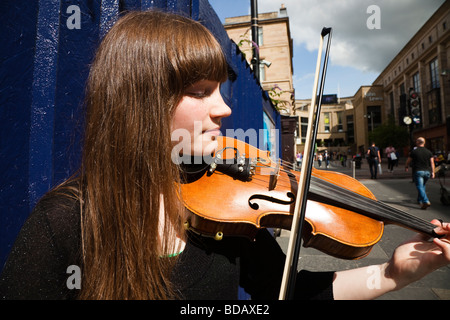 Studentessa studiare musica musicista di strada a Buchanan Street Glasgow, Scozia, Gran Bretagna, Regno Unito Foto Stock