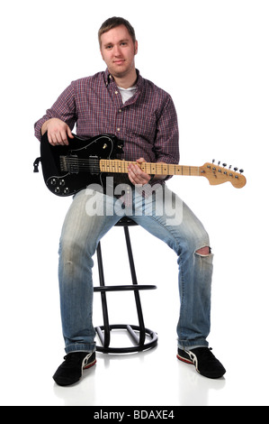 Uomo con chitarra elettrica seduta isolato su bianco Foto Stock