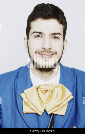 Ritratto di un giovane uomo grinning in Abbigliamento tradizionale Foto Stock