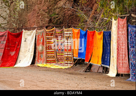I tappeti marocchini in vendita sul display lungo la strada Foto Stock