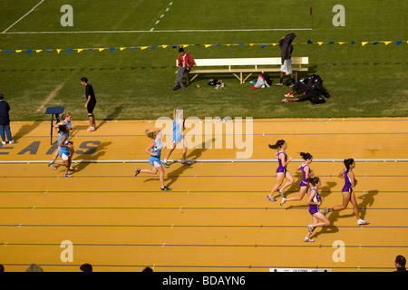 Alta scuola ragazze competono al litorale del nord sezione incontrare dei campioni presso la University of California di Berkeley. Foto Stock